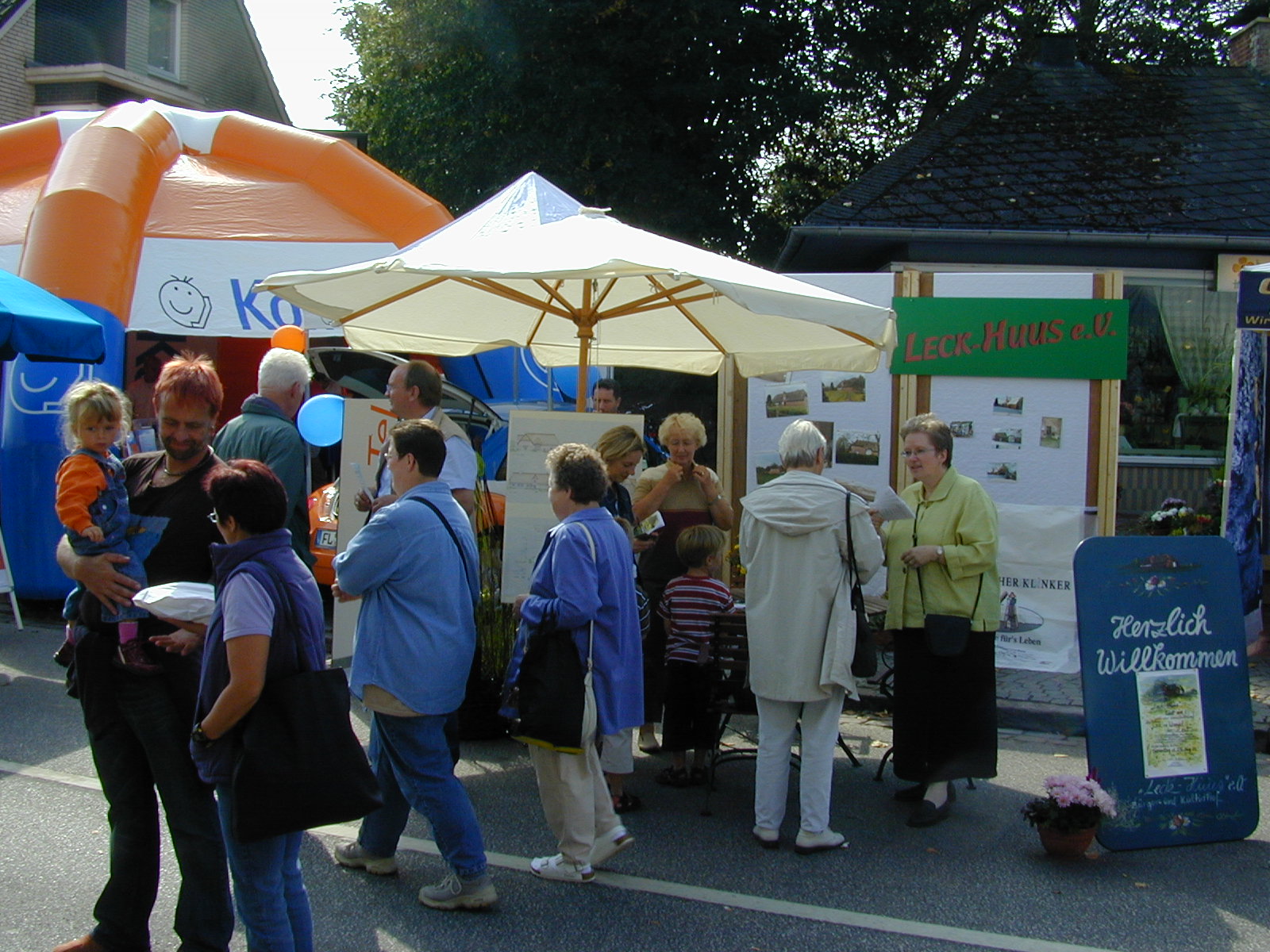 Infostand des Bürger- und Kulturhof Leck-Huus e.V. beim Lecker Bürgerfest 2002